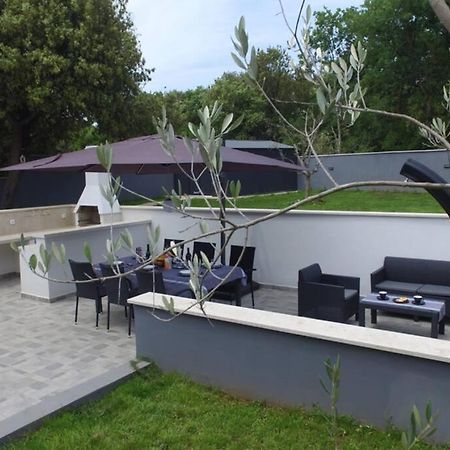 Apartment In Park Forest Soline Near The Sea Pjescana Uvala Bagian luar foto