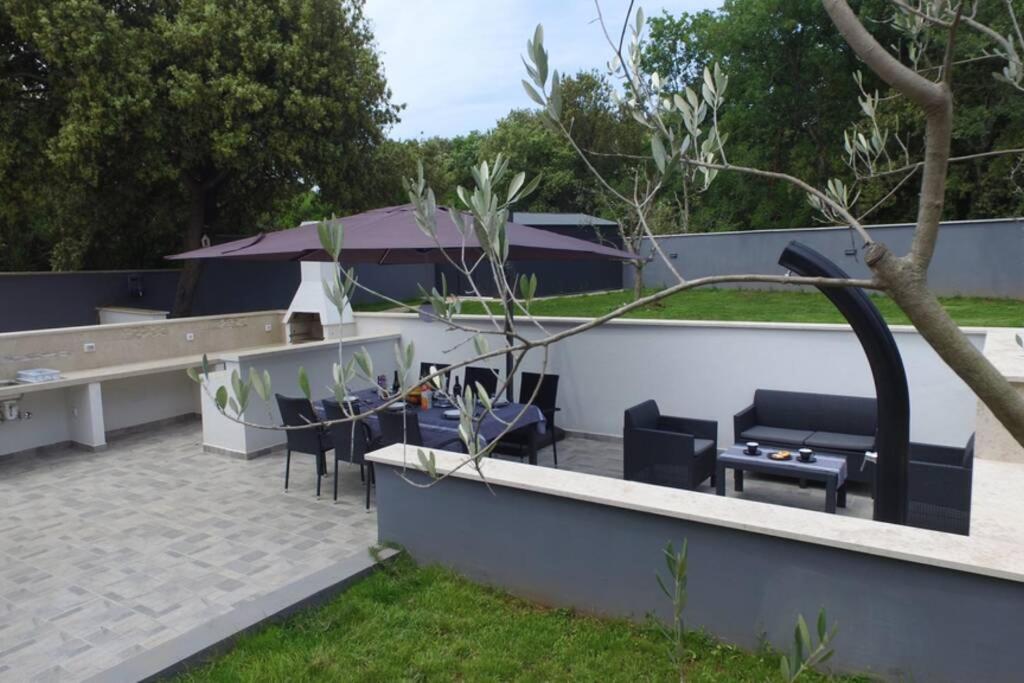 Apartment In Park Forest Soline Near The Sea Pjescana Uvala Bagian luar foto