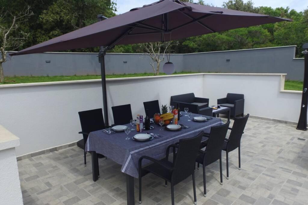 Apartment In Park Forest Soline Near The Sea Pjescana Uvala Bagian luar foto
