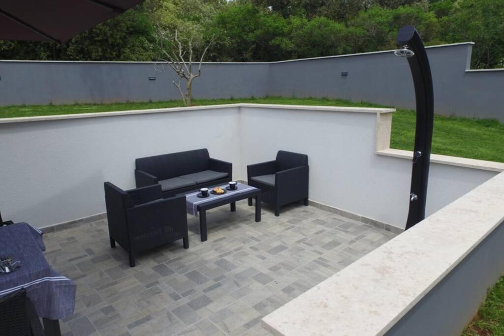 Apartment In Park Forest Soline Near The Sea Pjescana Uvala Bagian luar foto