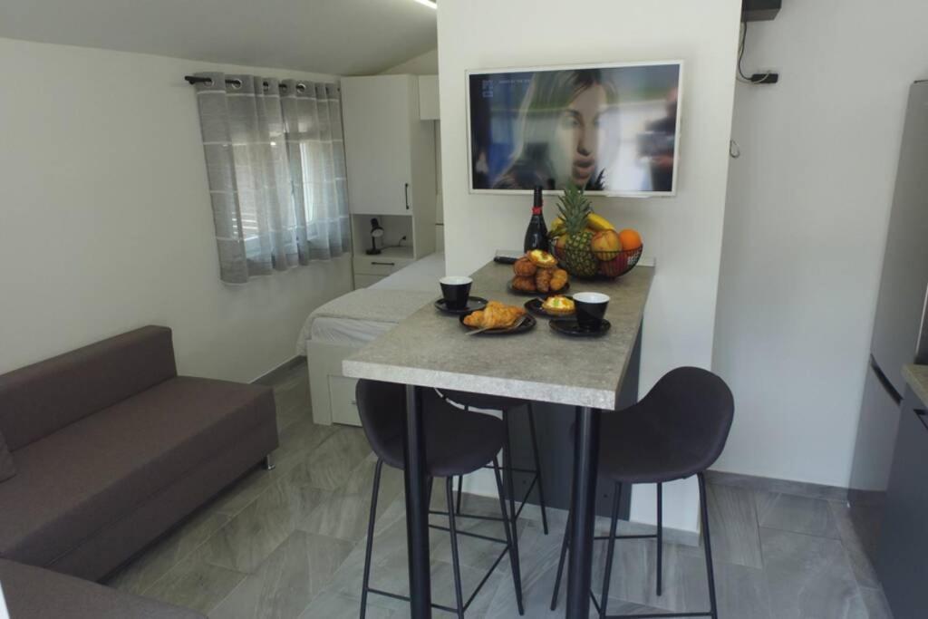 Apartment In Park Forest Soline Near The Sea Pjescana Uvala Bagian luar foto